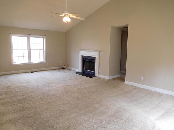 3rd image of 575 Woodcrest Dr