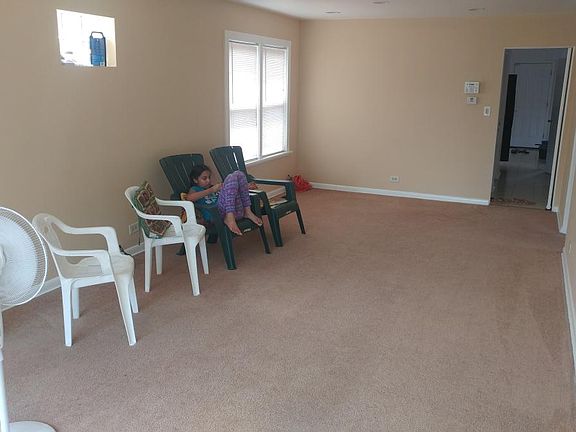 3rd image of 6104 N Oakley Ave #1
