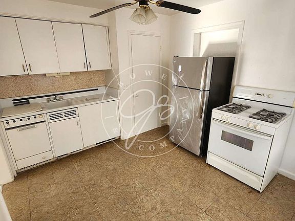 4th image of 1304 Broadway St