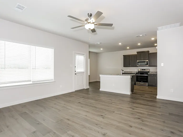 201 Julian Davis Dr — Photo 4