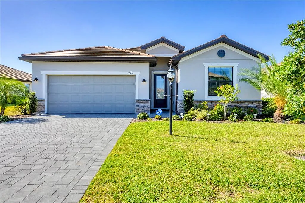 3 bed, 3.0 bath, 2027 sqft, $7,500 — Photo 1