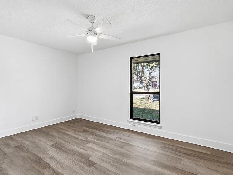 100 Howard Dr — Photo 10