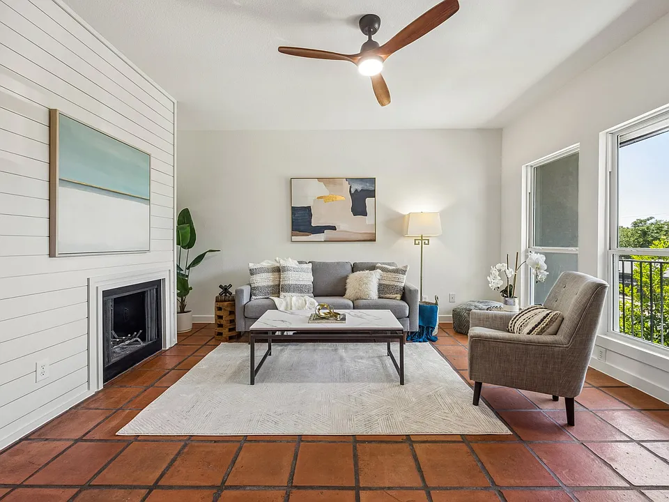 1509 W 39th 1/2 St #202