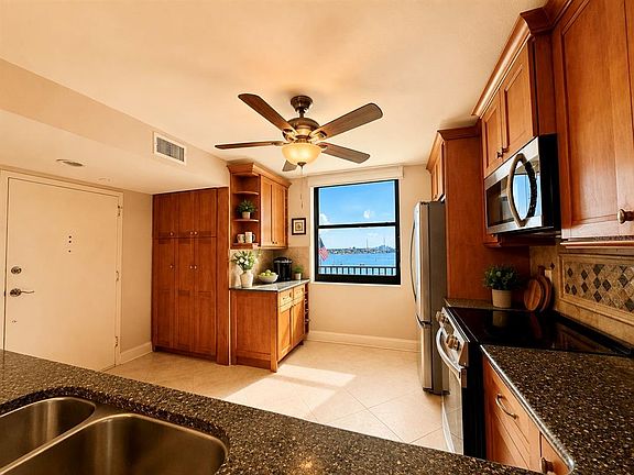 5th image of 7300 SUN ISLAND DRIVE S #1103