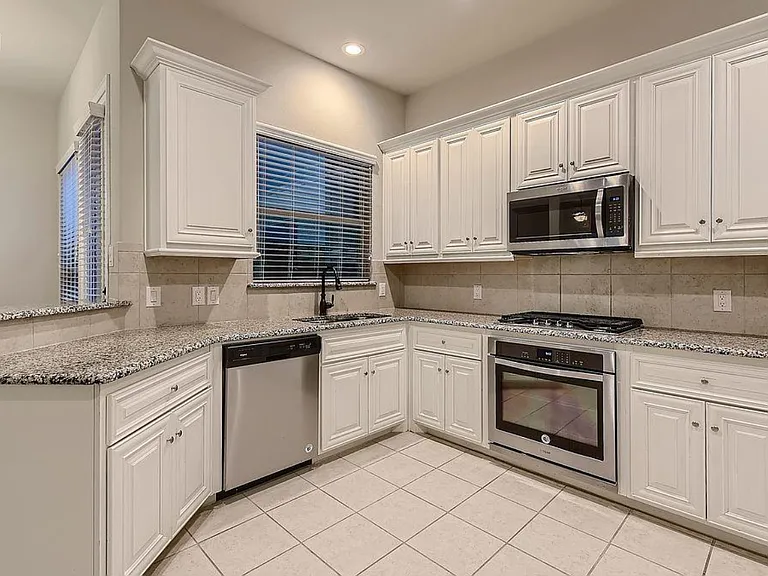 4113 Broadway Ave — Photo 6