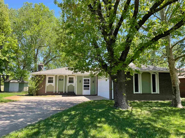 8 Cedar Dr, Halstead, KS 67056