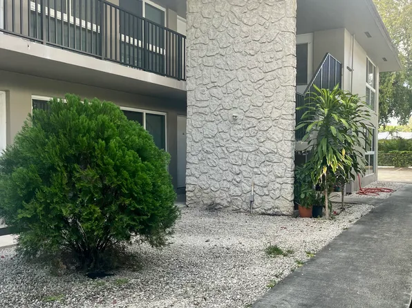 565 NE 121st St, Miami, FL