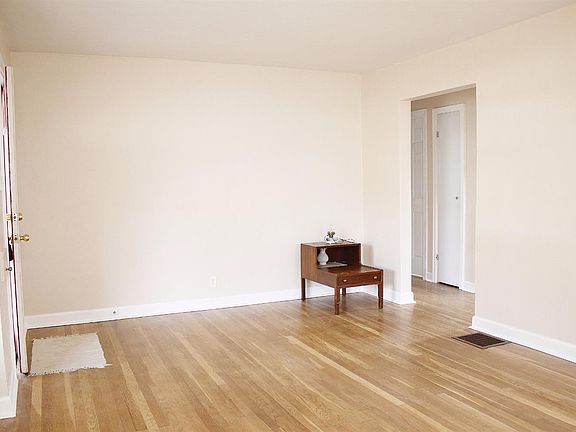 3rd image of 5525 Surrey Ave