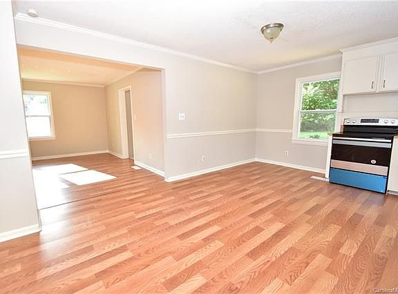 5th image of 1424 N Oakwood St