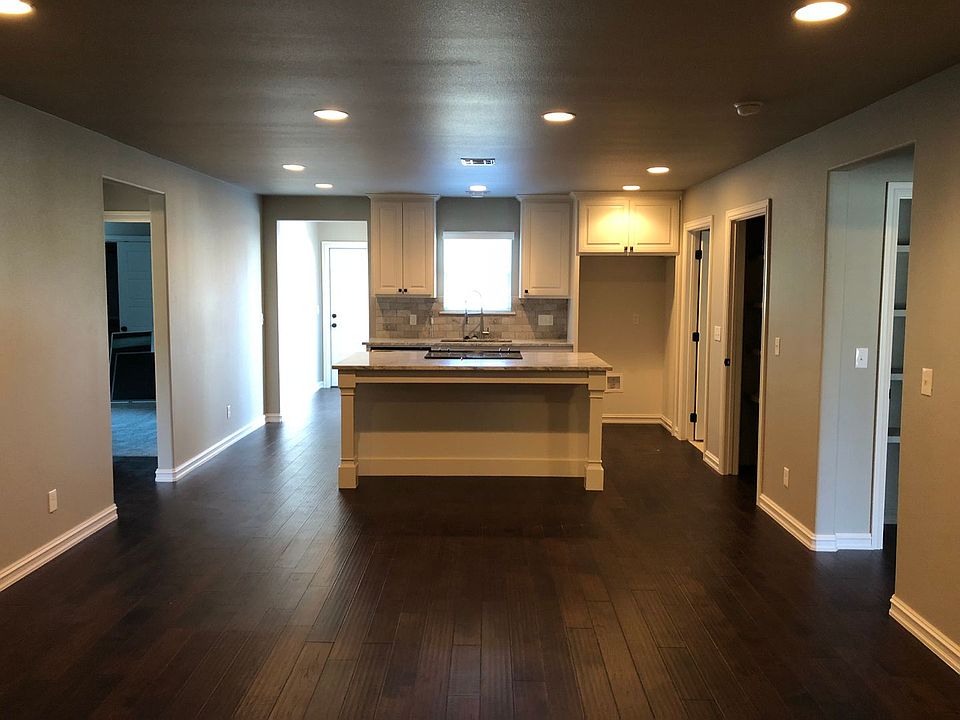 1st image of 327 E Will Rogers Blvd
