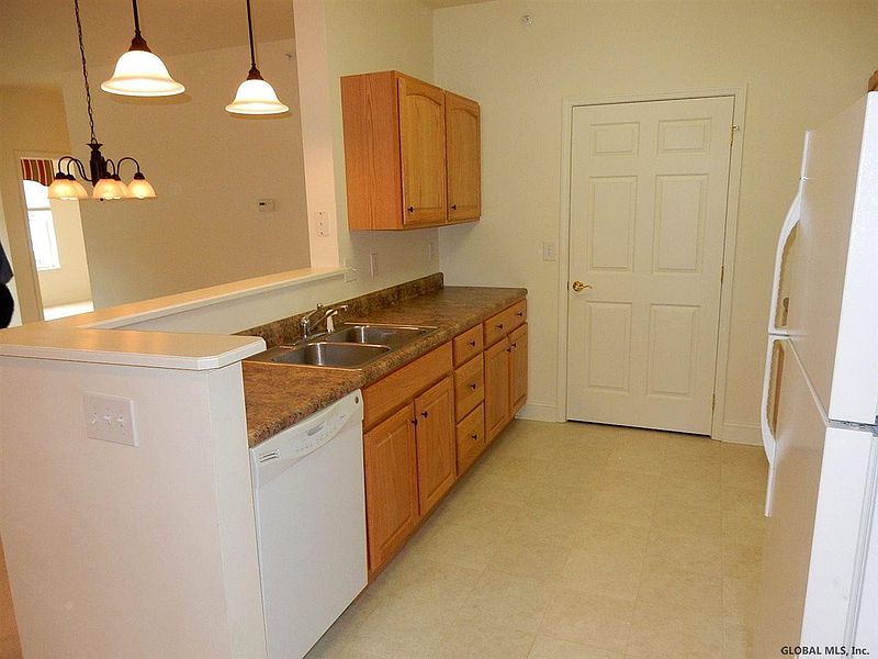 4th image of 206 N RIDGE