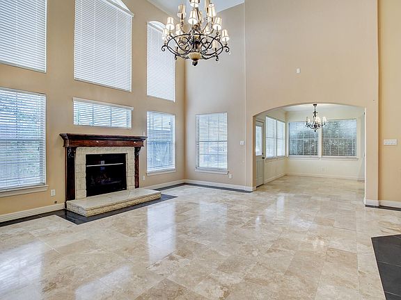 5th image of 2402 Deercreek Cir