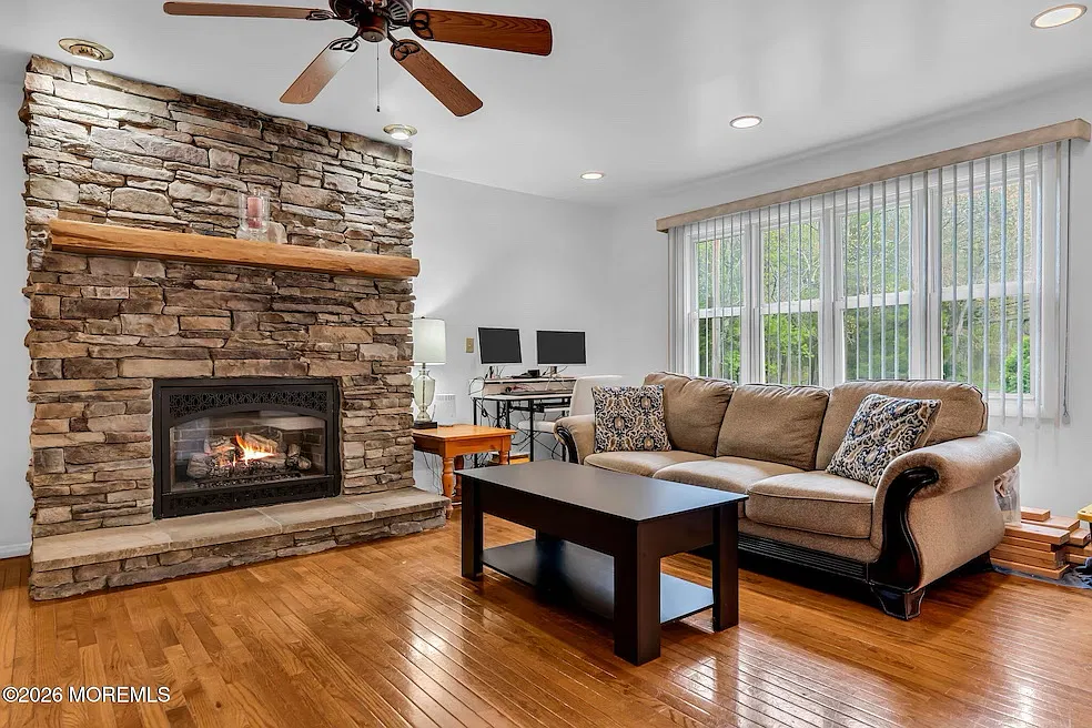 6 bed, 2.5 bath, 2804 sqft, $4,150 — Photo 4