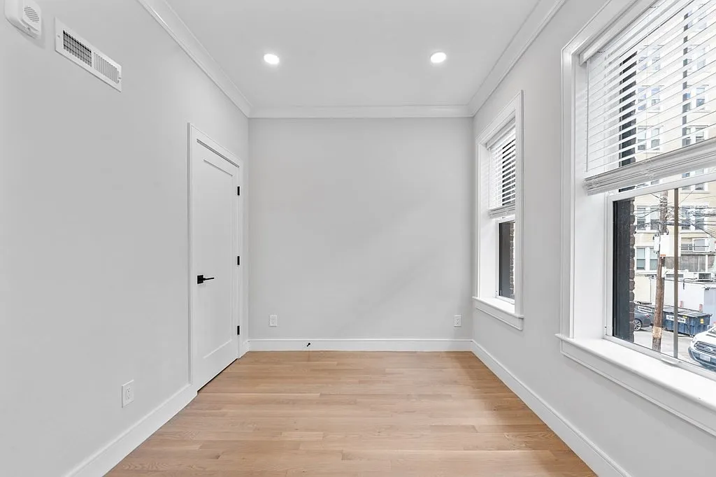 2 bed, 695 sqft, $4,400 — Photo 1