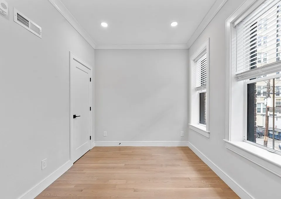 535 Newbury St #2