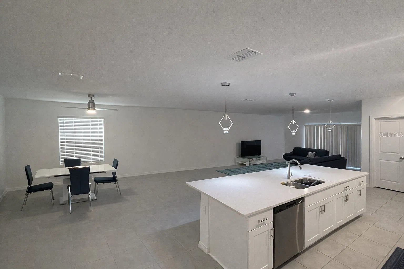 4 bed, 2106 sqft, $2,300 — Photo 2