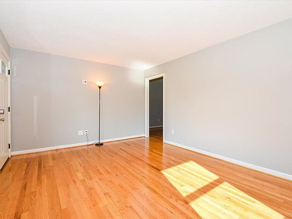 3rd image of 312 Clubhouse Dr