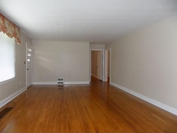 4th image of 221 Grandview St