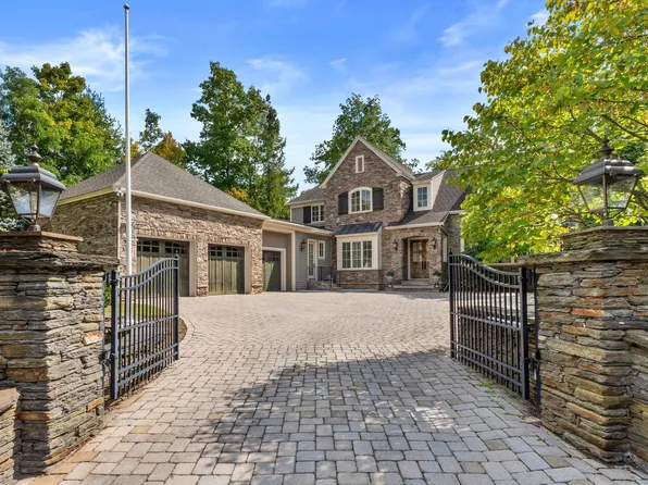 1 Pinecroft Dr, Lenox, MA 01240