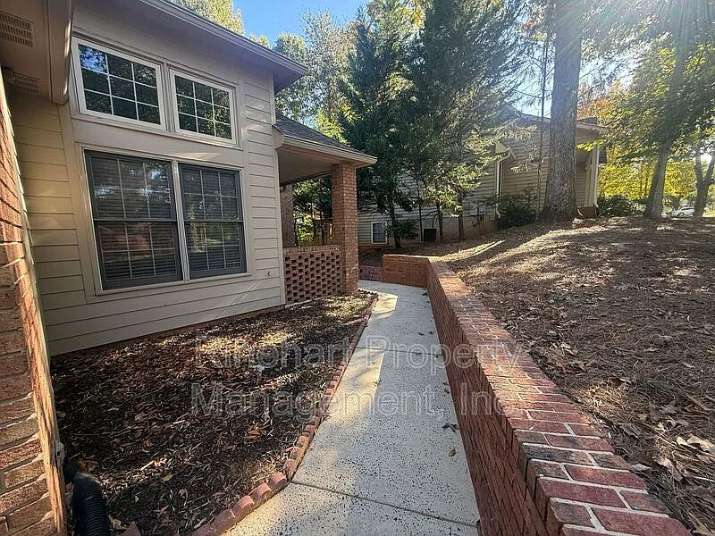 3 bed, 2.0 bath, 1857 sqft, $2,600 — Photo 2
