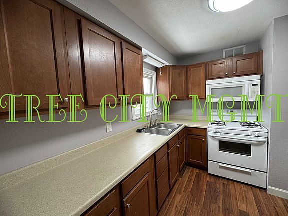 3rd image of 326 W Oakdale Dr #B