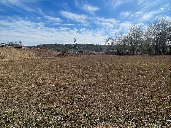 3rd image of 992 Brush Creek Rd