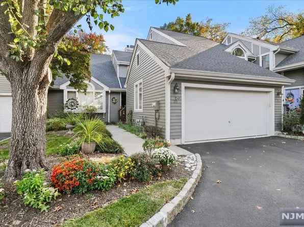 27 Crescent Hollow Ct, Ramsey, NJ 07446