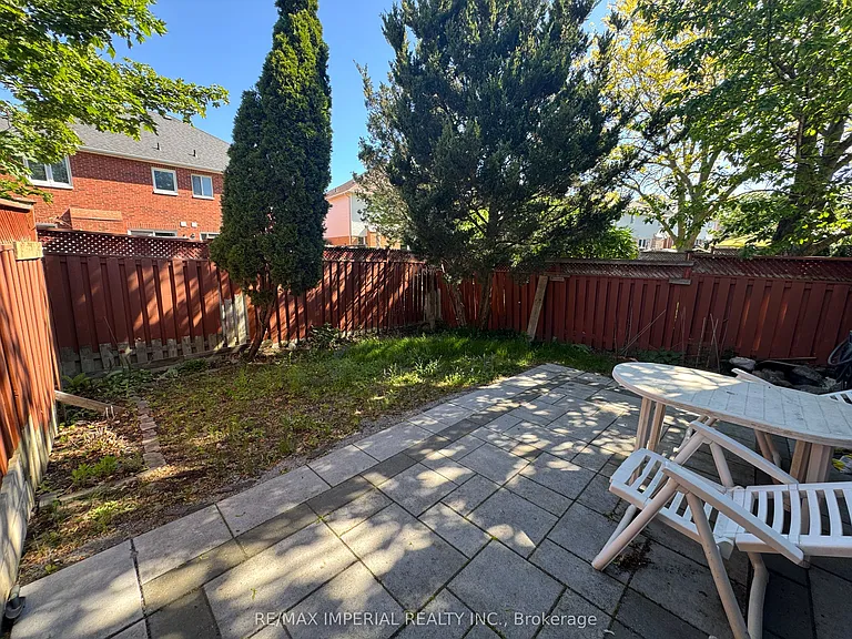 453 Heddle Cres — Photo 18