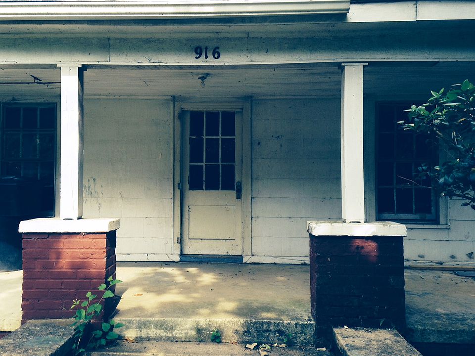 1st image of 916 S Beaumont Ave