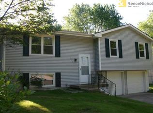 1711 Kingsway St, Oak Grove, MO 64075