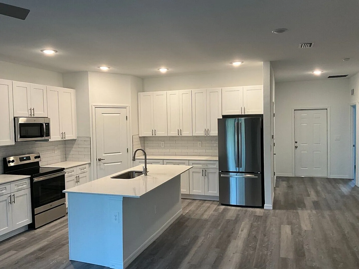 3 bed, 2.0 bath, 1237 sqft, $1,595 — Photo 2