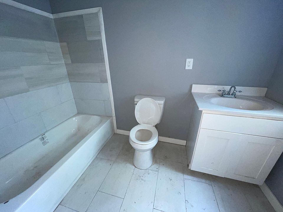 1st image of 450 Willow St Floor 1