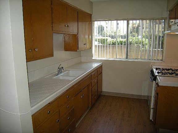 4th image of 151 N Hudson Ave APT 2