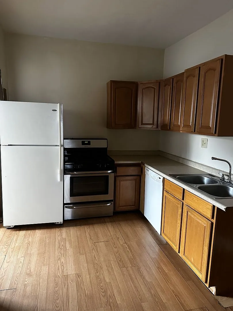 1638 Summit, 4 Free Parking, A lot of House for the — Photo 3