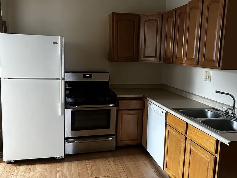 1638 Summit St — Photo 3