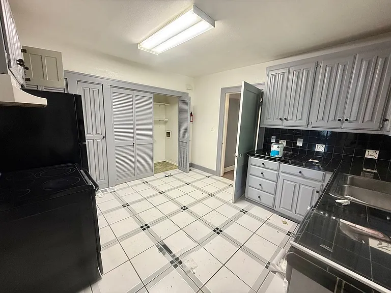 701 W Houston St — Photo 5