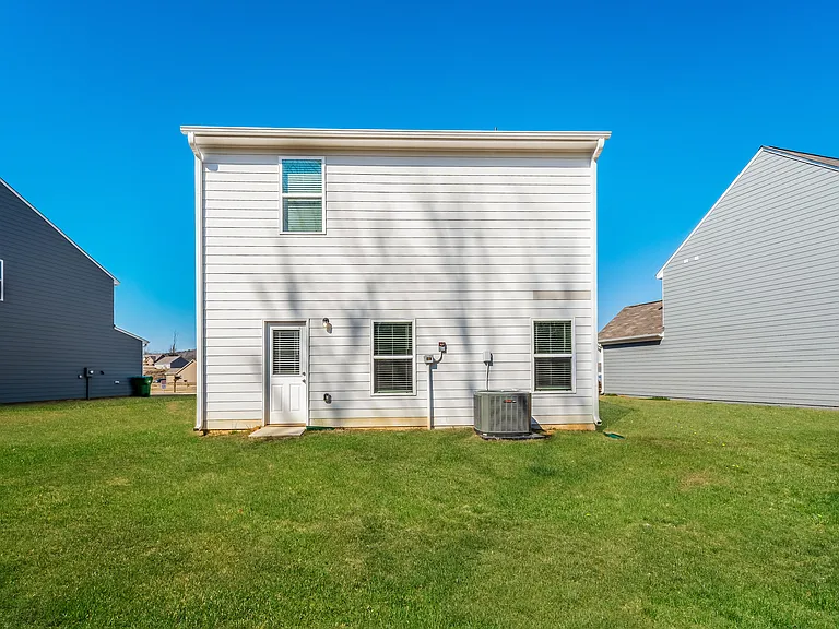 484 Clover Cir — Photo 15
