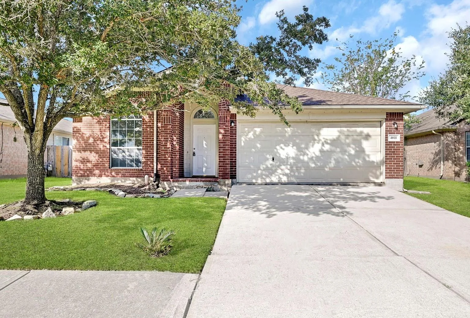 3 bed, 2.0 bath, 1384 sqft, $2,000 — Photo 2