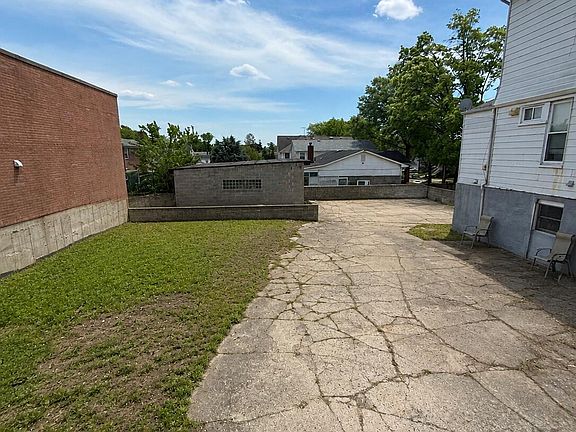 3rd image of 1382 Richmond Rd