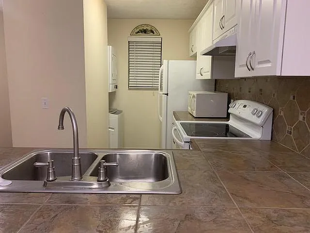Kitchen (Stove, Refrigerator, Microwave and Washer/Dryer.)