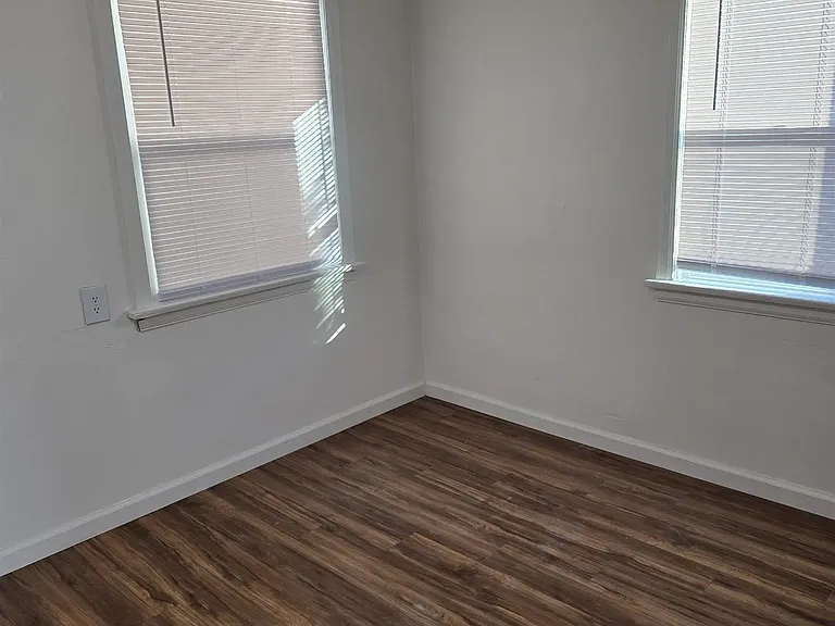4527 Esther St — Photo 9