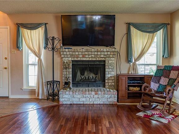 4th image of 2817 White Oak Dr