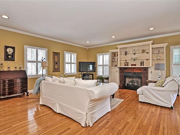 4th image of 34 Narragansett Pkwy #34