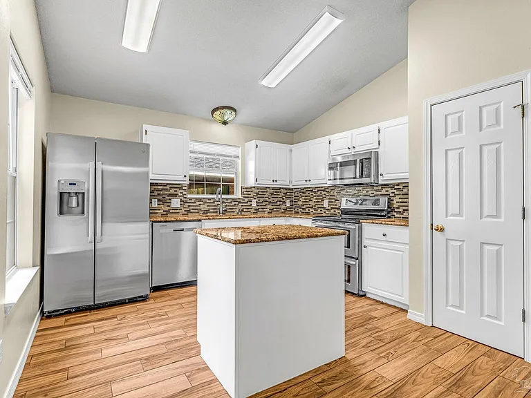 21 Easton St — Photo 4