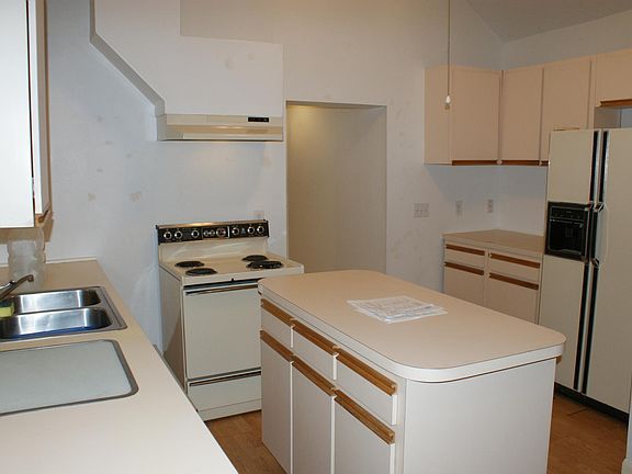 Central Kitchen with moveable island