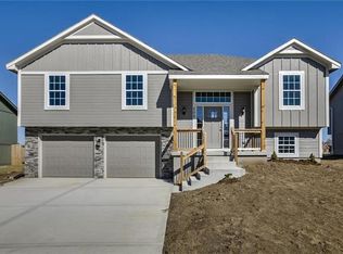 505 Tall Grass Dr, Pleasant Hill, MO 64080