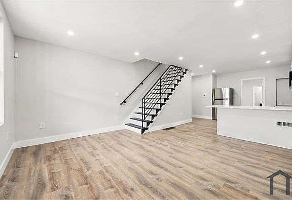 3rd image of 2310 Tasker St