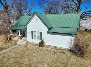 221 W Poplar St, Stilwell, OK 74960