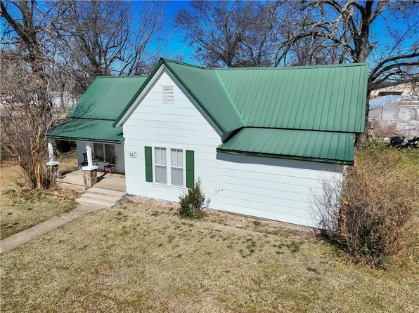 221 W Poplar St, Stilwell, OK 74960