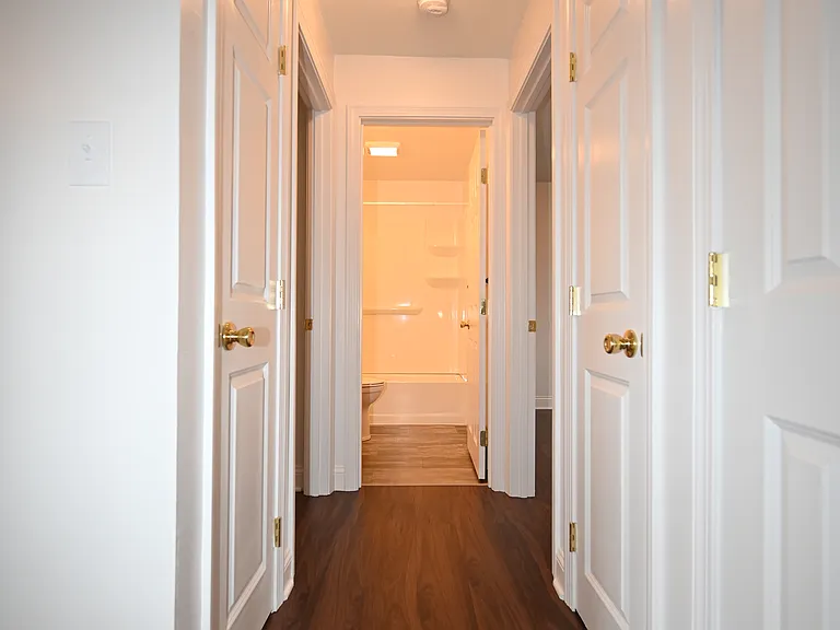 Royal Oak Apartments — Photo 7